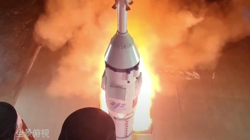 Cohete Long March 2F Y15 en pleno lanzamiento.