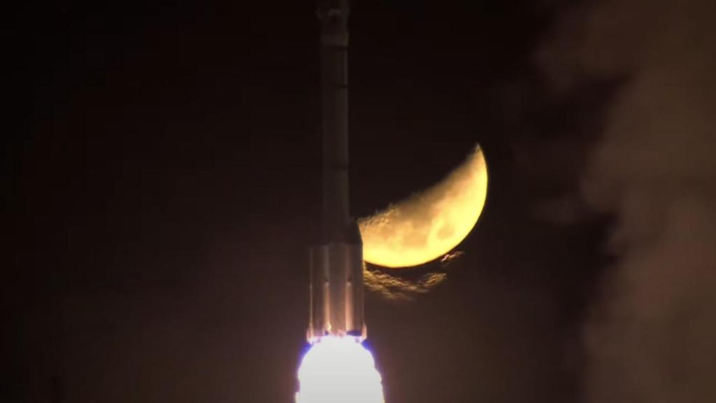 Cohete Long March 2F en lanzamiento.