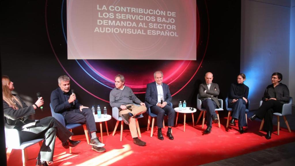 María González (Adigital), Domingo Corral (Movistar Plus), José Antonio de Luna (Filmin), Simon Amselem (The Walt Disney Company España y Portugal), Miguel Salvat (HBO Max), María José Rodríguez (Amazon Originals) y Verónica Fernández (Netflix España y Portugal) en un evento organizado por Adigital.