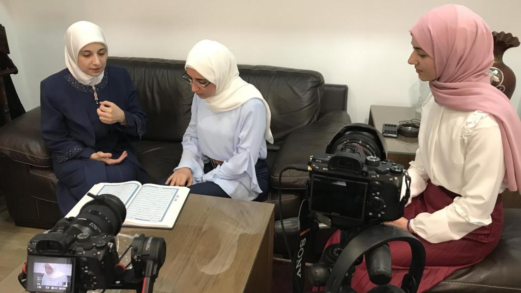 De izquierda a derecha, Rabab Hammound, arquitecta y profesora de Corá. Riba El Zarif y Hour El Zairf, sus alumnas de Corán y estudiantes.