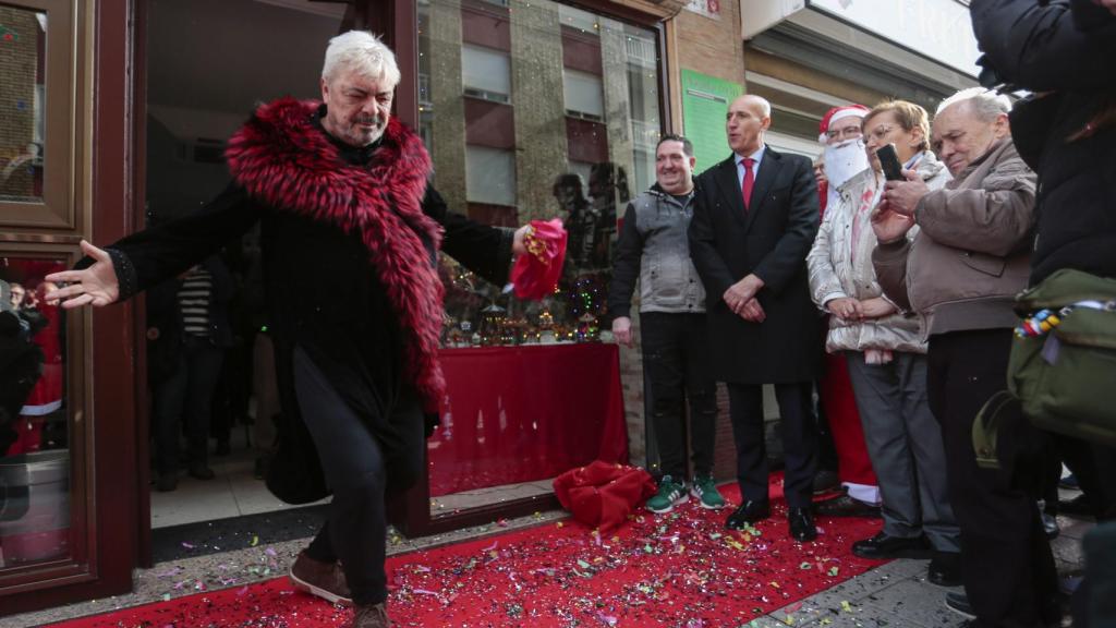 Antonio Canales bailando en León en el encendido navideño