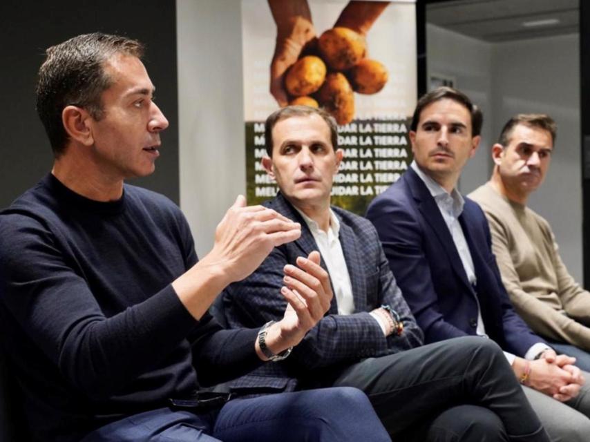 Javier Meléndez (i), CEO de Patatas Meléndez, explica a Conrado Íscar, presidente de la Diputación de Valladolid y al resto de autoridades, las novedades de esta nueva planta