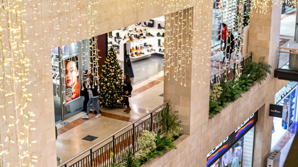 Imagen de archivo del interior de Espacio León con la iluminación navideña