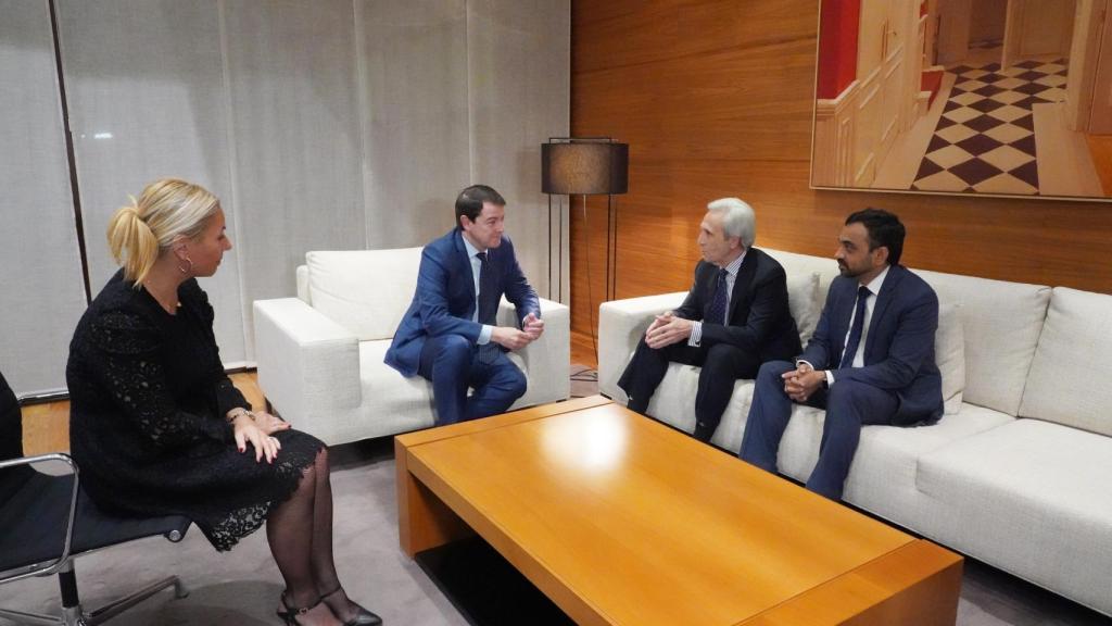 Mañueco junto a los directivos de Switch, Mahesh Babu, José María Alapont y Eva Astrid J. Driessen.