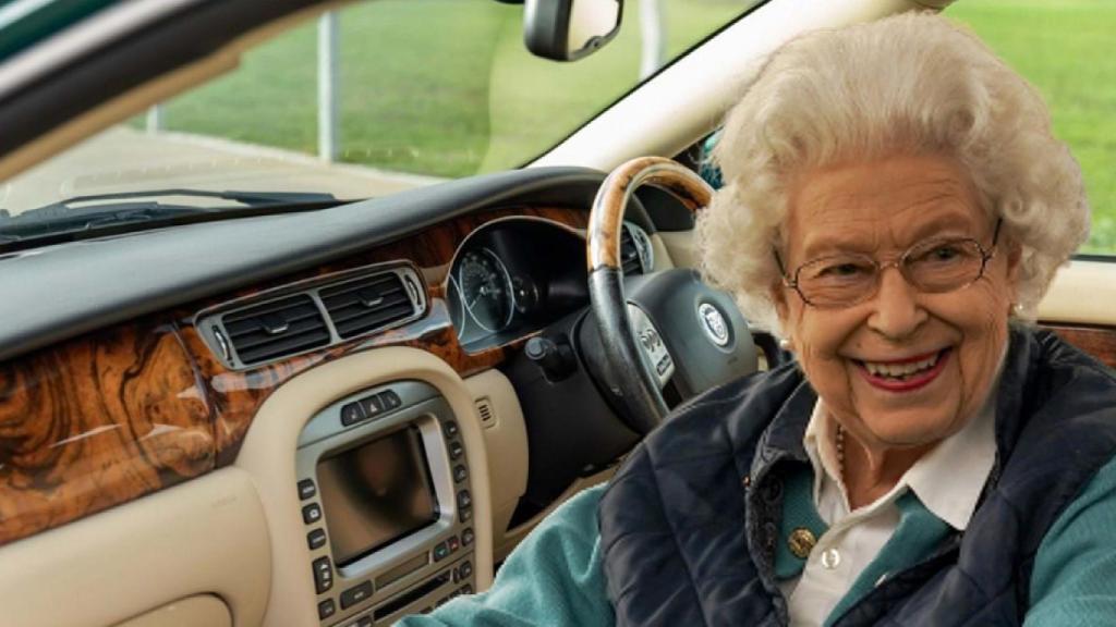 Isabel II junto a su coche Jaguar en un montaje de JALEOS.