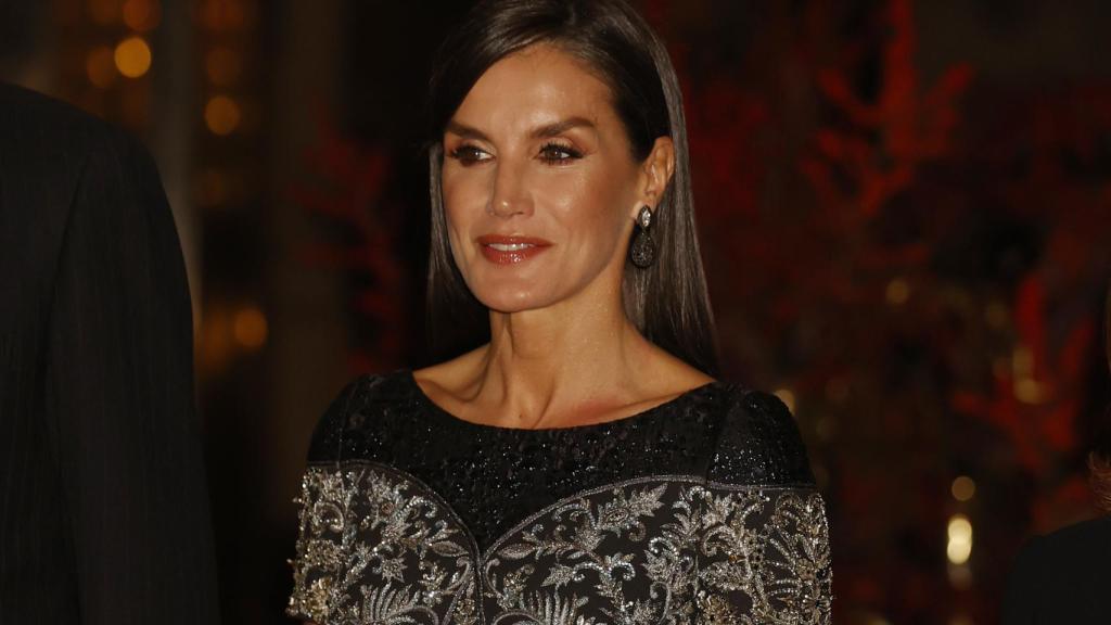 La reina Letizia llegando a los Premios Francisco Cerecedo, este martes 29 de noviembre de 2022, en Madrid.
