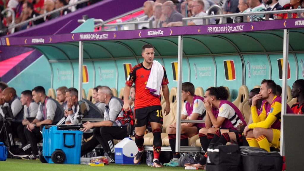 Eden Hazard en el banquillo de Bélgica