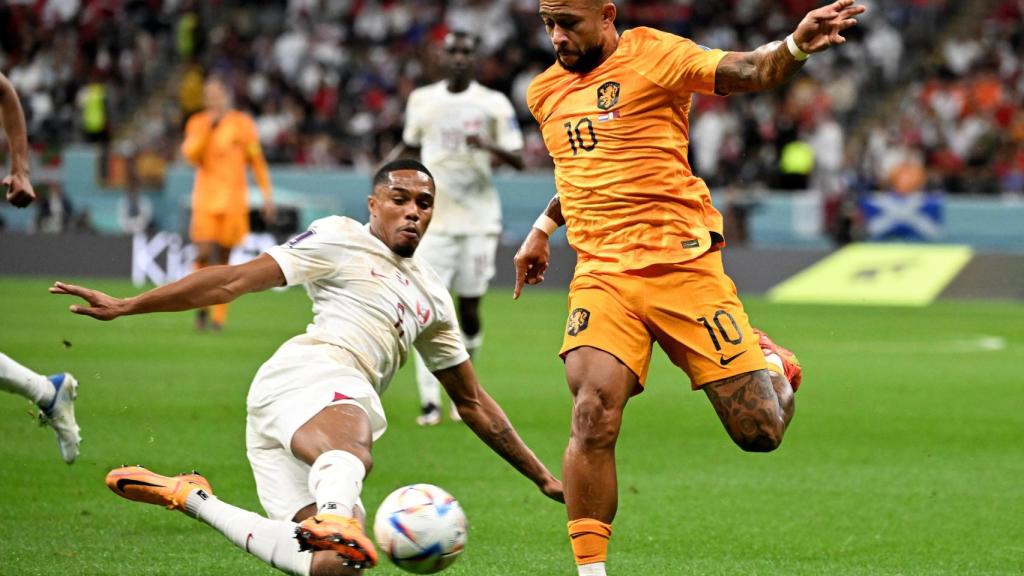 Lucha en el Países Bajos - Qatar por un balón.