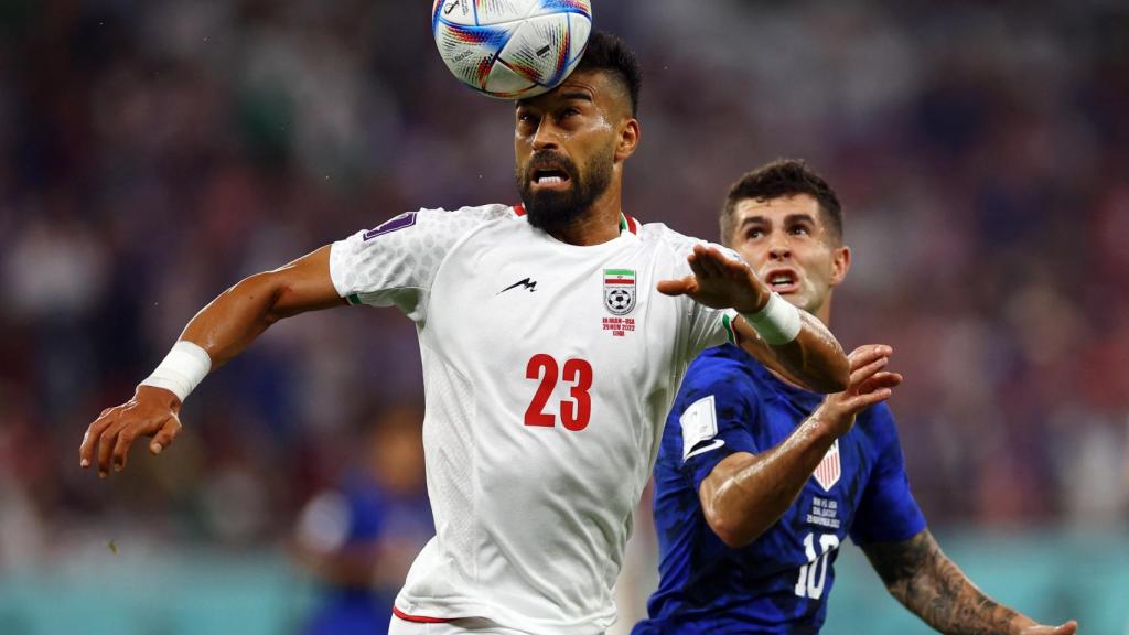 Rezaeian cabecea un balón.