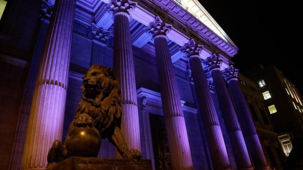 Fachada del Congreso iluminada de violeta por el 8-M de 2020.