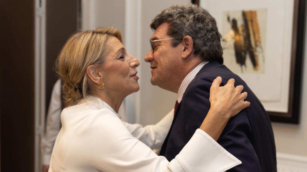 La vicepresidenta segunda y ministra de Trabajo y Economía Social, Yolanda Díaz, saluda al ministro de Inclusión, Seguridad Social y Migraciones, José Luis Escrivá.