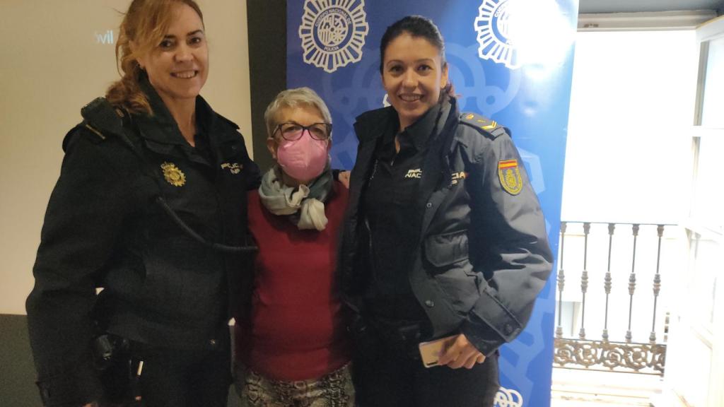 Agentes del CNP con una asistente a la charla.