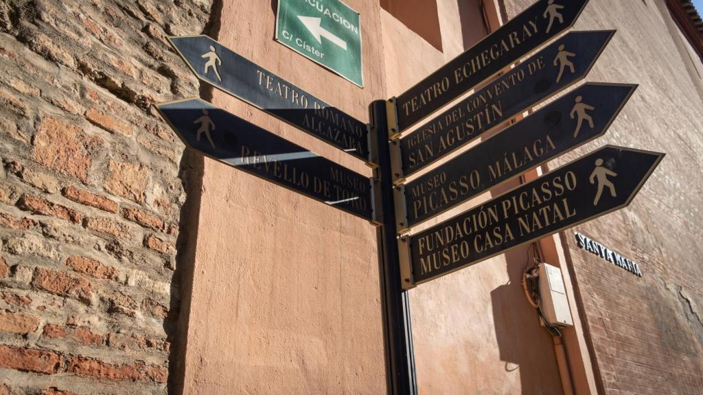 Señalización de varios de los principales atractivos turísticos de Málaga.