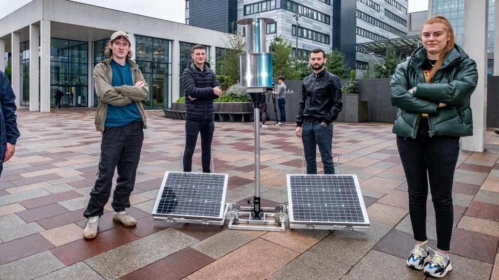 La turbina eólica con sus creadores.
