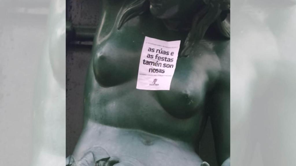 Uno de los adhesivos colocados en la fuente de Diana Cazadora.