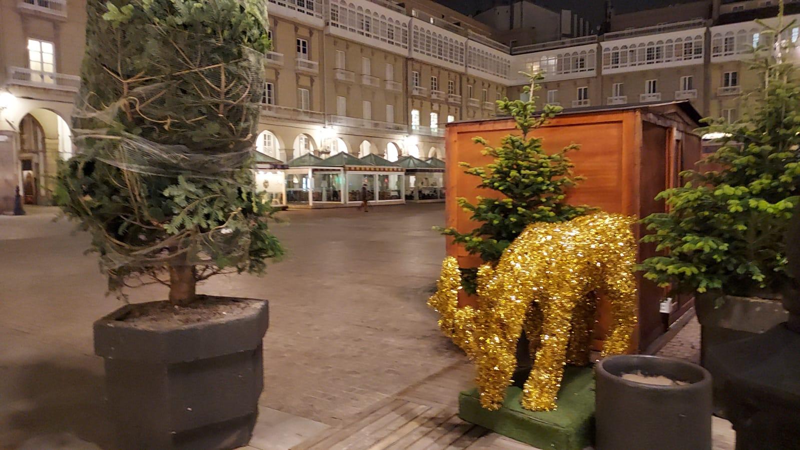 Así es el alumbrado navideño en la Plaza de María Pita (Quincemil).