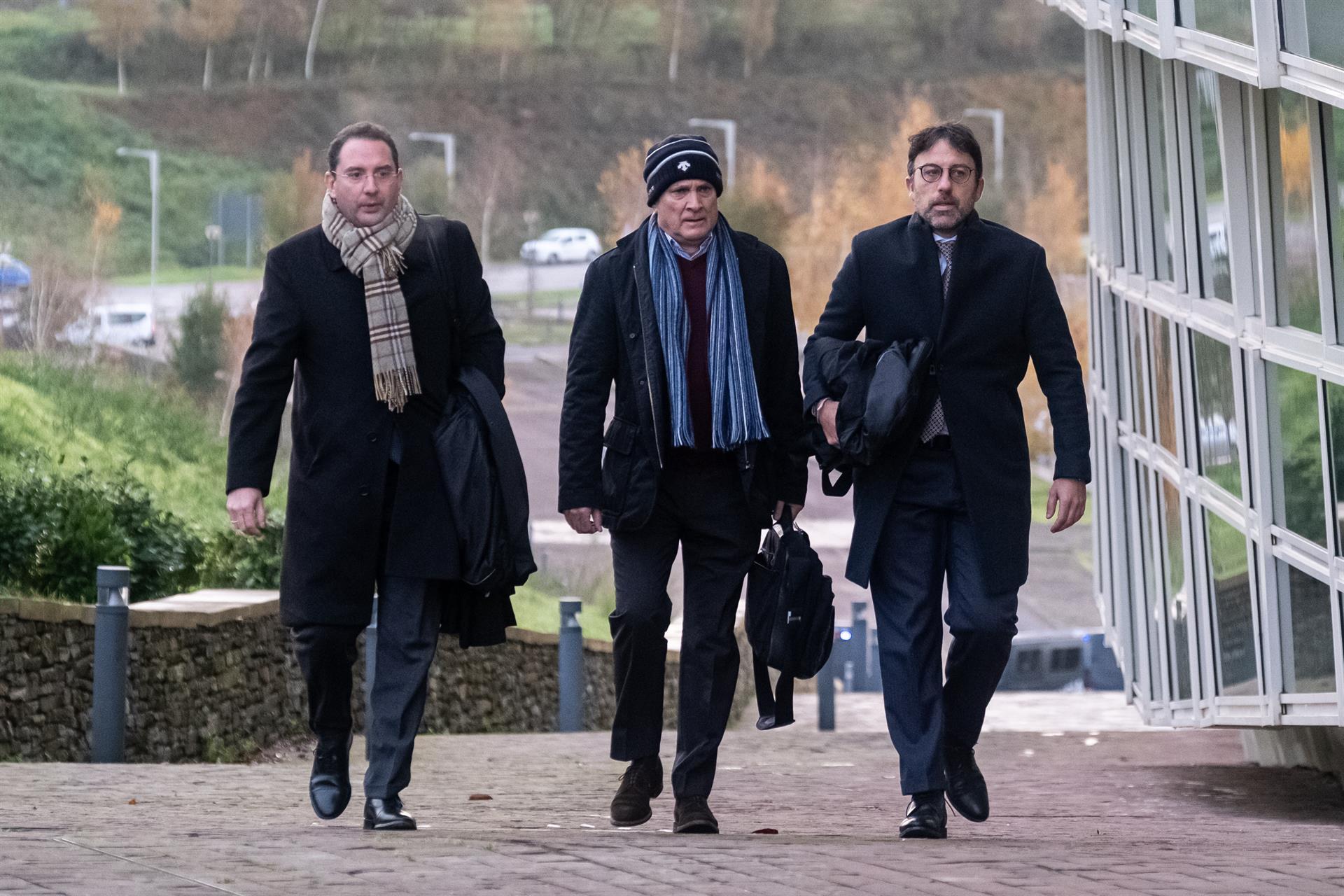 Andrés Cortabitarte y sus abogados a la entrada de la 16 jornada del juicio en la Cidade da Cultura. (EP)