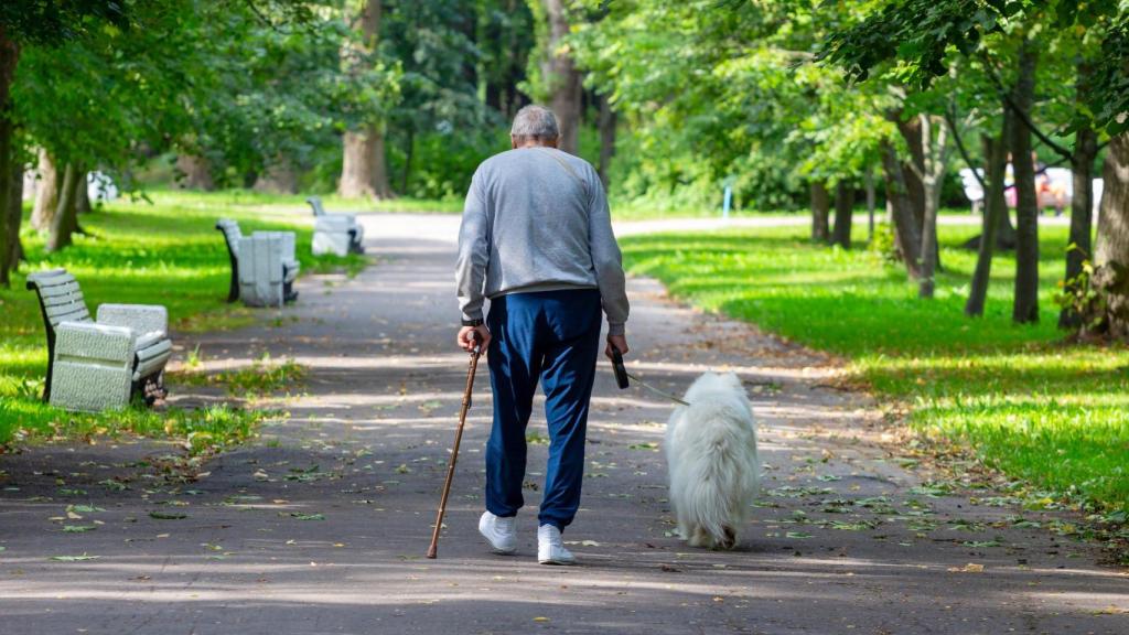 Una persona mayor caminando.