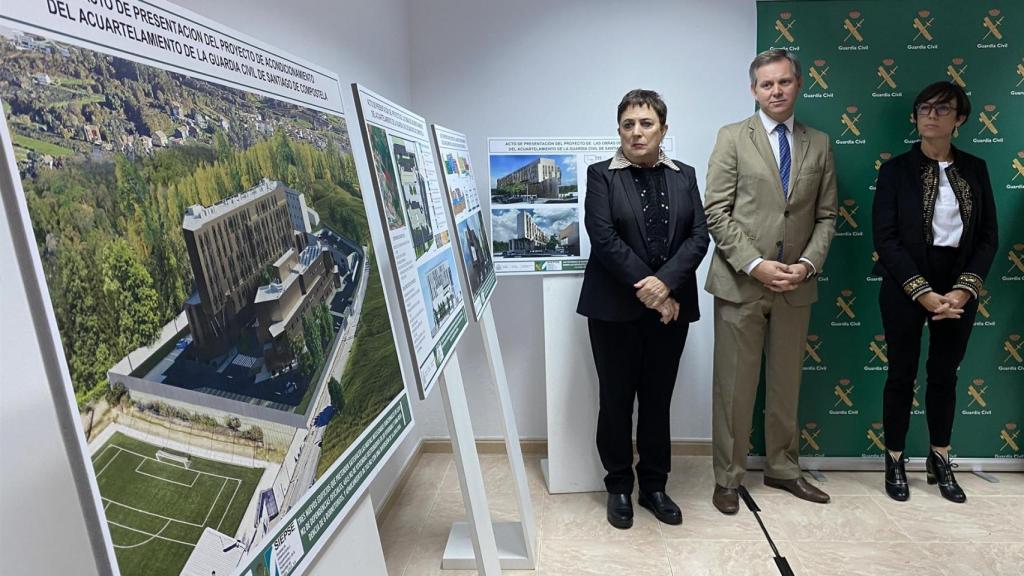 La presidenta de la Siepse, Mercedes Gallizo; el delegado del Gobierno en Galicia, José Miñones; y la directora general de la Guardia Civil, María Gámez, en la presentación del proyecto del nuevo cuartel de la Guardia Civil de Santiago de Compostela.