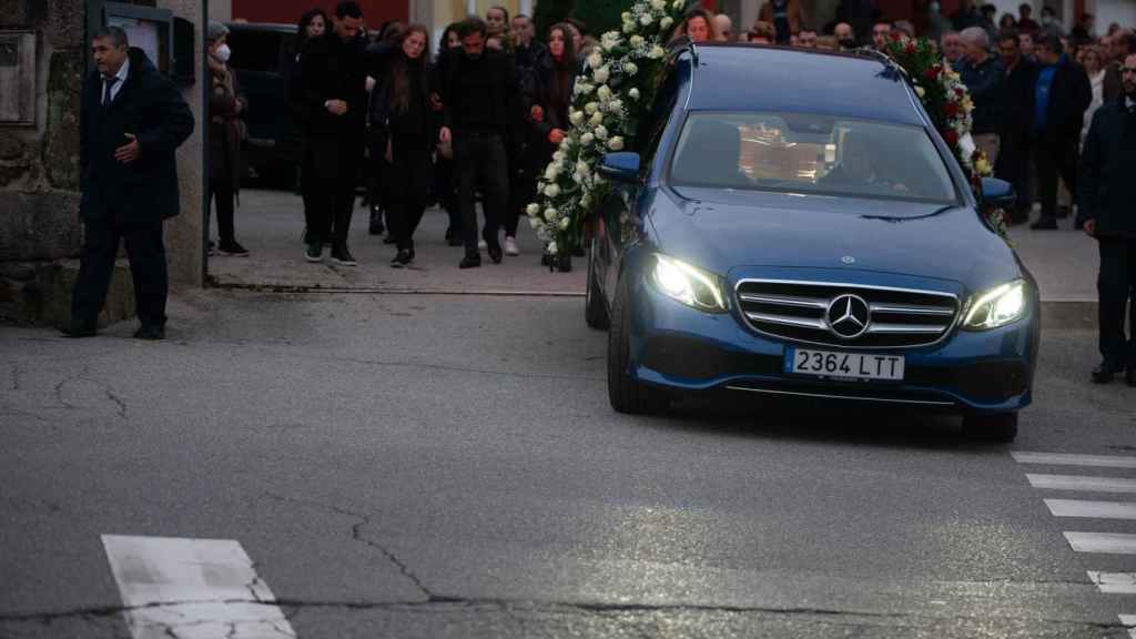 Coche fúnebre ha su salida del tanatorio tras el fallecimiento de la madre de Sito Miñanco, Rosa Bugallo.