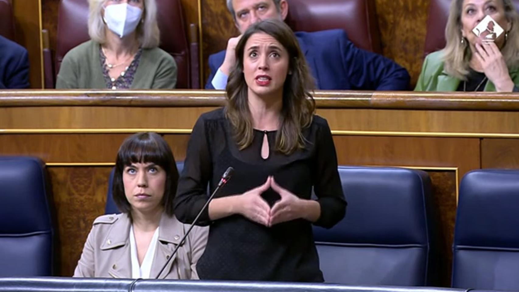 La ministra de Igualdad, Irene Montero, responde a una pregunta en el Congreso, en la sesión de control al Gobierno.