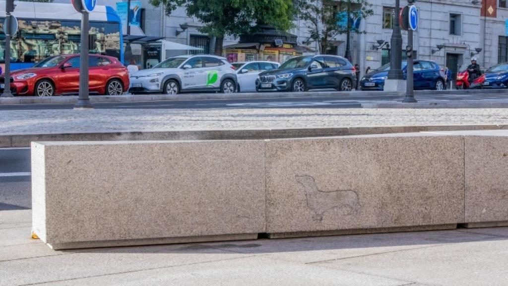 Detalle del grabado de un perro salchicha en la calle Alcalá.