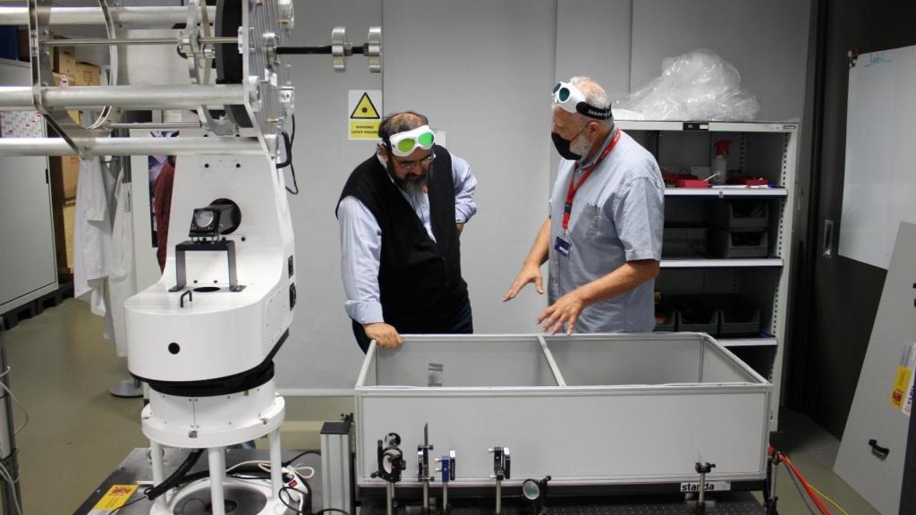 Pedro Portalatin, de la Dirección Técnica de la Jefatura de Apoyo Logísticoyy el profesor Luis Roso, investigador principal del proyecto 'Sigilar'