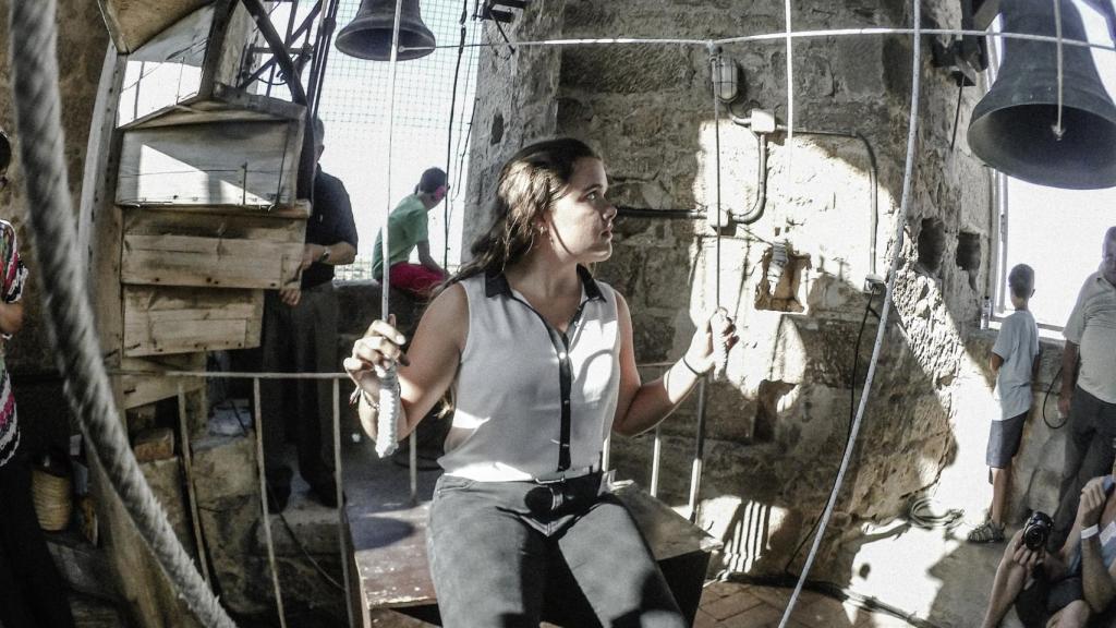 Una joven campanera.