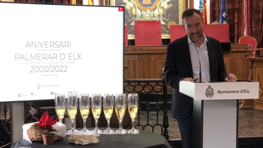 Un momento del brindi en el Ayuntamiento de Elche.