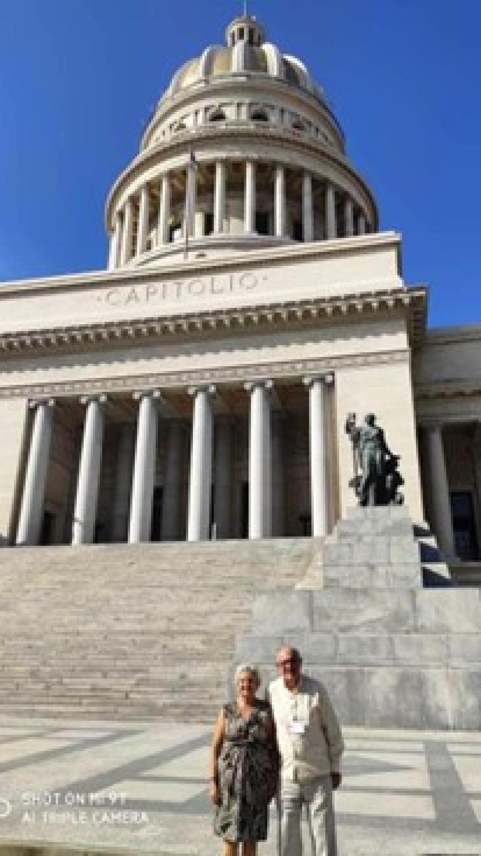 Miguel Cid junto a su esposa posando ante el Capitolio de La Habana
