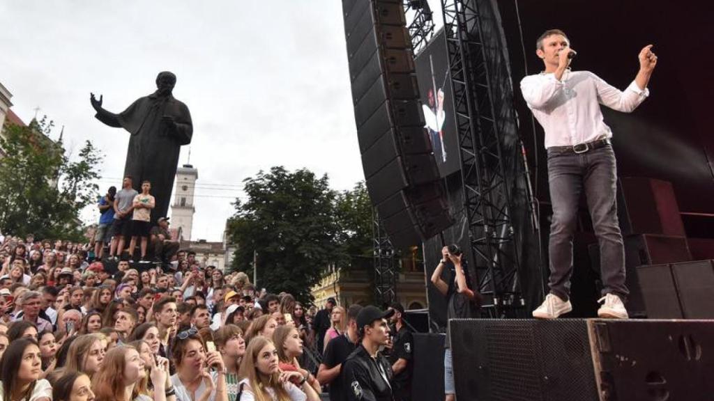 El músico y político ucraniano Sviatoslav Vakarchuk, durante un mítin-concierto en Leópolis, el 18 de junio de 2019.