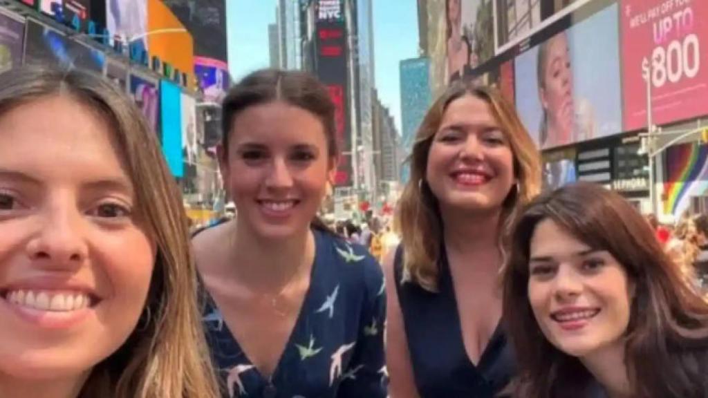 La directora de gabinete de Irene Montero, Lidia Rubio; la ministra de Igualdad, Irene Montero; la secretaria de Estado de Igualdad, Ángela Rodríguez; y la portavoz de Podemos y asesora de Igualdad, Isa Serra, en Nueva York.