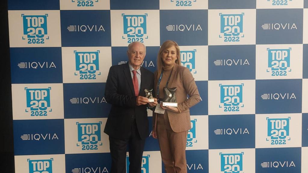 El Dr. Moises Diágo del servcio de digestivo de Quirónsalud Valencia y Rosa Ruíz, directora territorla de comunicación.