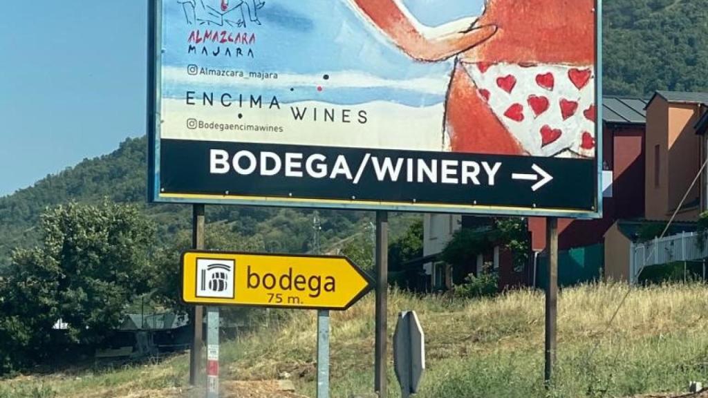 Valla de la bodega Almázcara Majara