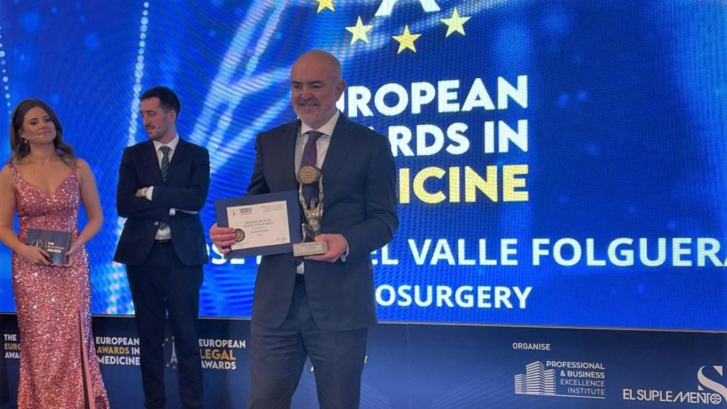 El berciano Valle Folgueral recogiendo el premio en París