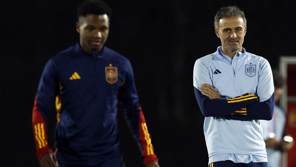 Ansu Fati junto a Luis Enrique en un entrenamiento