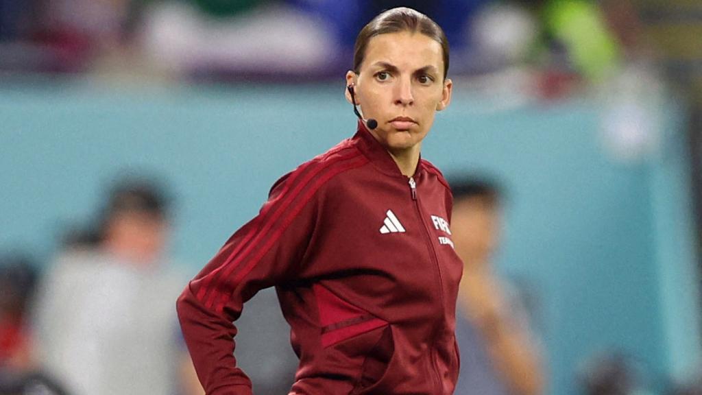 Stéphanie Frappart, la árbitra francesa durante el Mundial de Qatar 2022