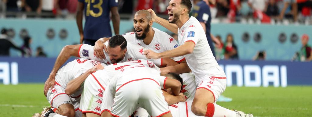 Piña de los jugadores de la selección de Túnez para celebrar el gol ante Francia