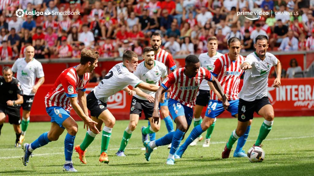 Imagen de un partido de LaLiga SmartBank entre el Sporting de Gijón y el Racing de Santander.
