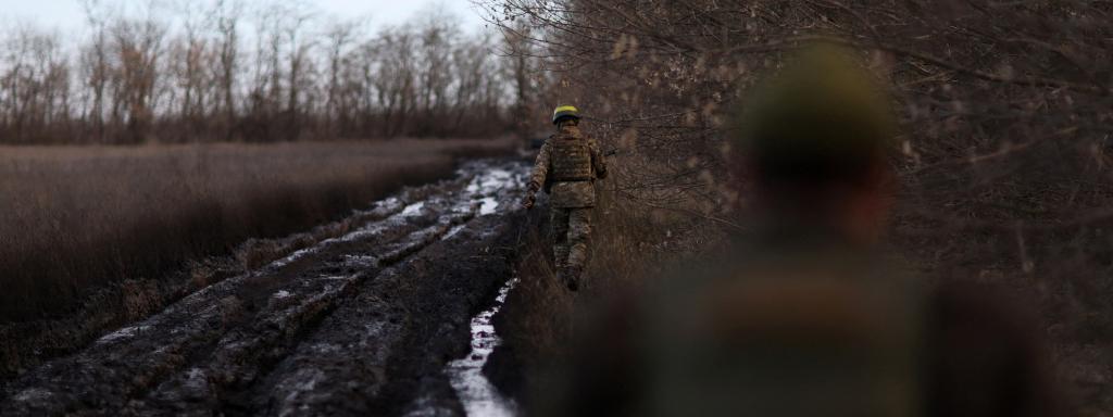 Soldados ucranianos caminan cerca de la línea del frente en la región sur del Donbás.