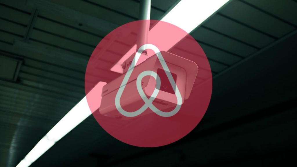 Cámara de seguridad con el logo de AirBnB.