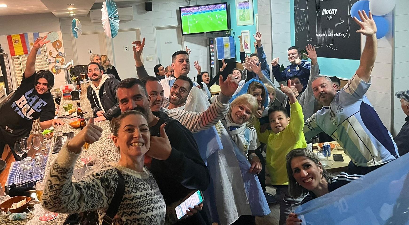 Varios de los seguidores de Argentina en el Bar Paraíso de A Coruña (Cedida).