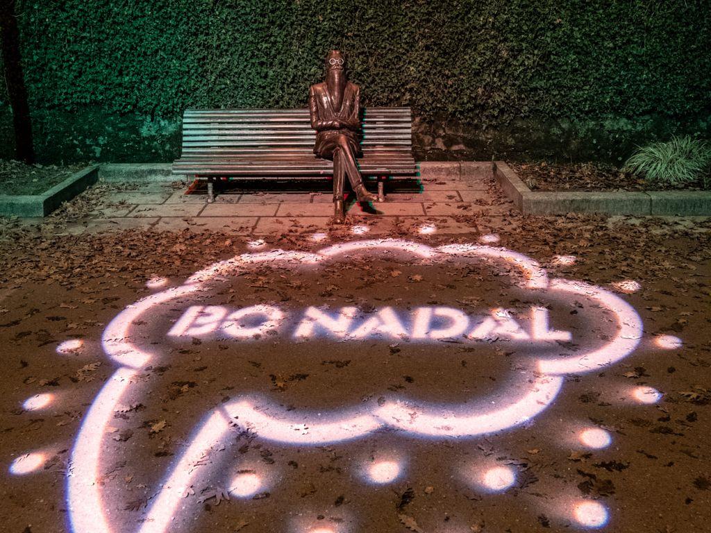 Estatua de valle-Inclán en la Alameda iluminada. (Concello de Santiago)