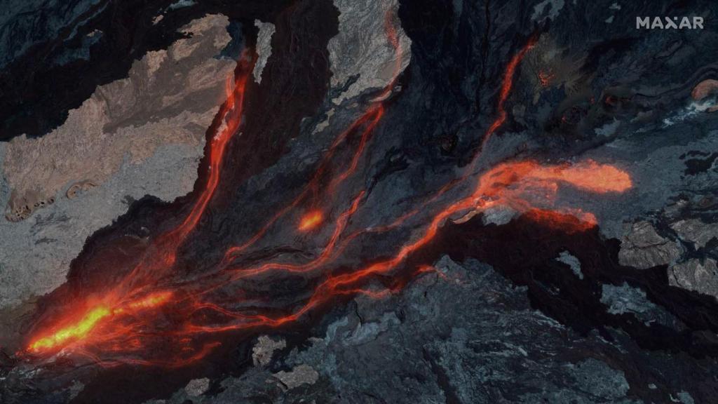 Vista compuesta de la erupción del Mauna Loa sobre el terreno previo a la erupción.