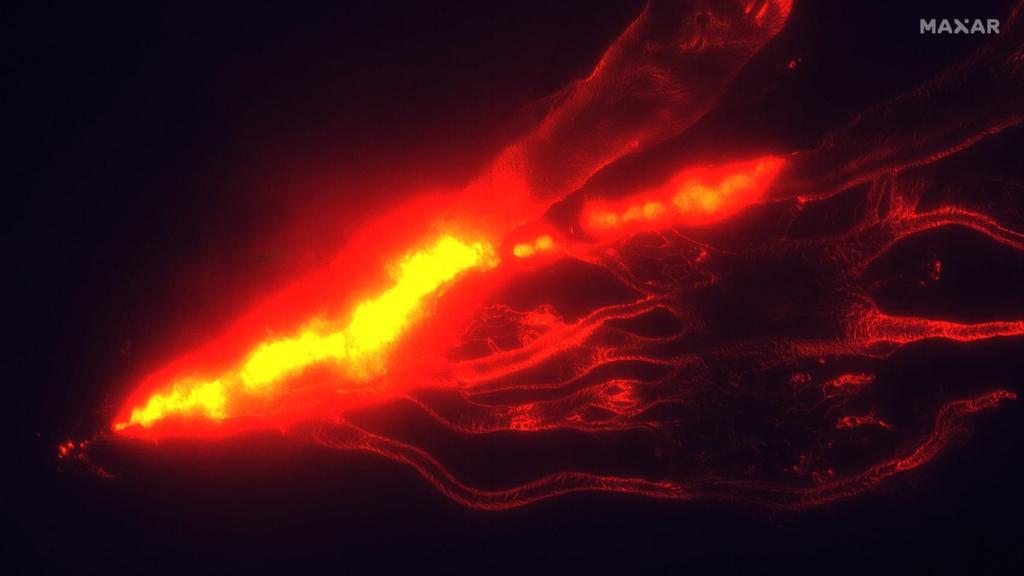 Vista del satélite de Maxar Technologies de los ríos de lava del Mauna Loa.