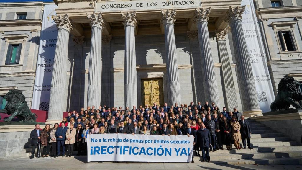 Concentración de los diputados y senadores del PP este jueves en el Congreso.