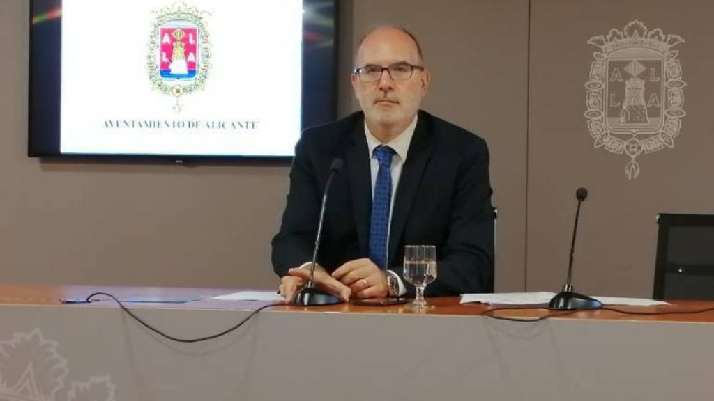 El concejal alicantino del PP, Manuel VIllar.