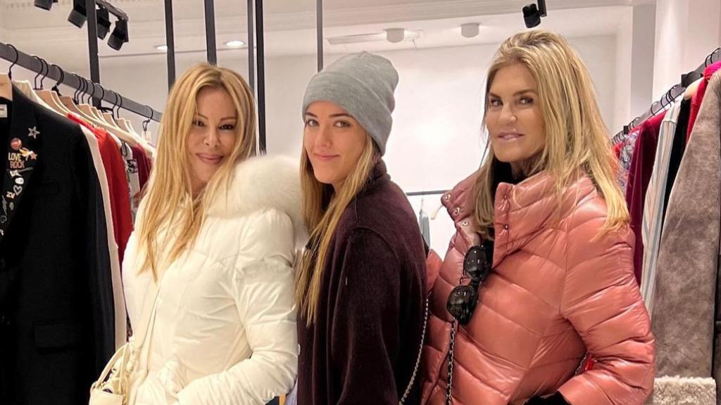 Ana Obregón junto a su amiga, Susana, y la hija de ésta, Carlota. Ellas, junto a Raúl Castillo, son sus grandes apoyos.