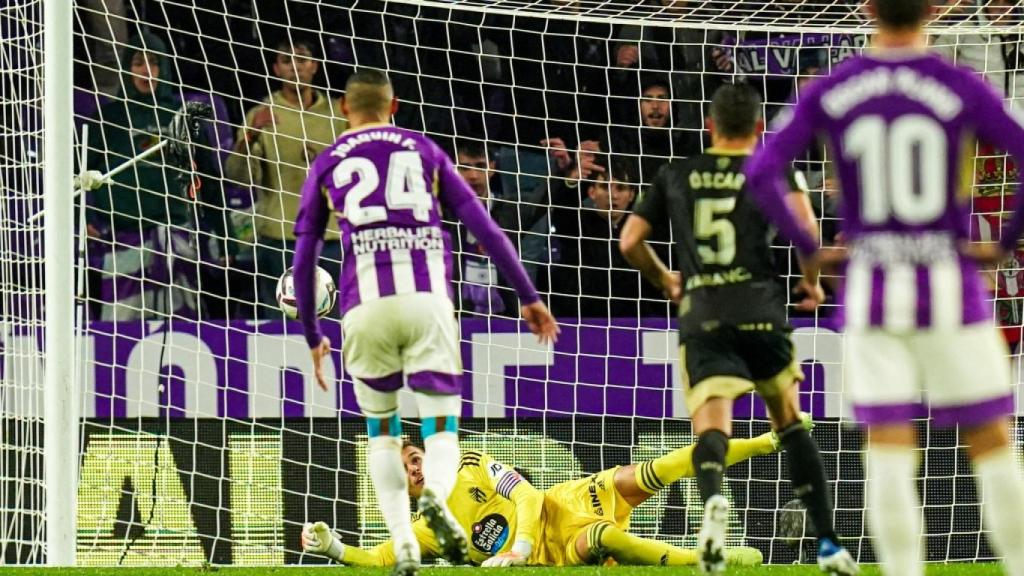 Masip parando el penalti a Iago Aspas en el choque ante el Celta