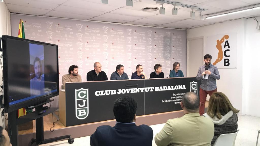 Un instante de la presentación del acto.